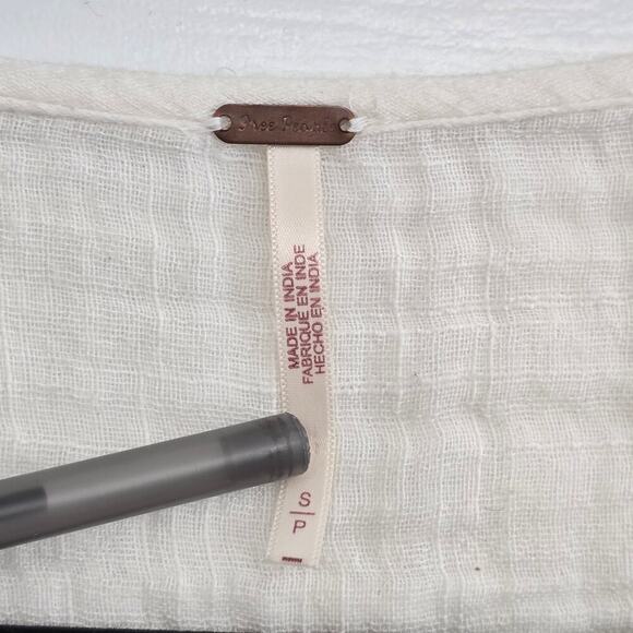 Free People Boho Fringe Hem V-Neck Blouse Sz S Flared Sleeve Ivory Peasant Goth - Picture 4 of 9